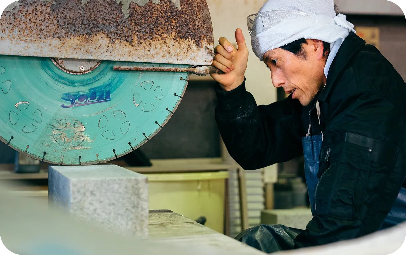 一つひとつの石を“職人の精度で仕上げる”据付