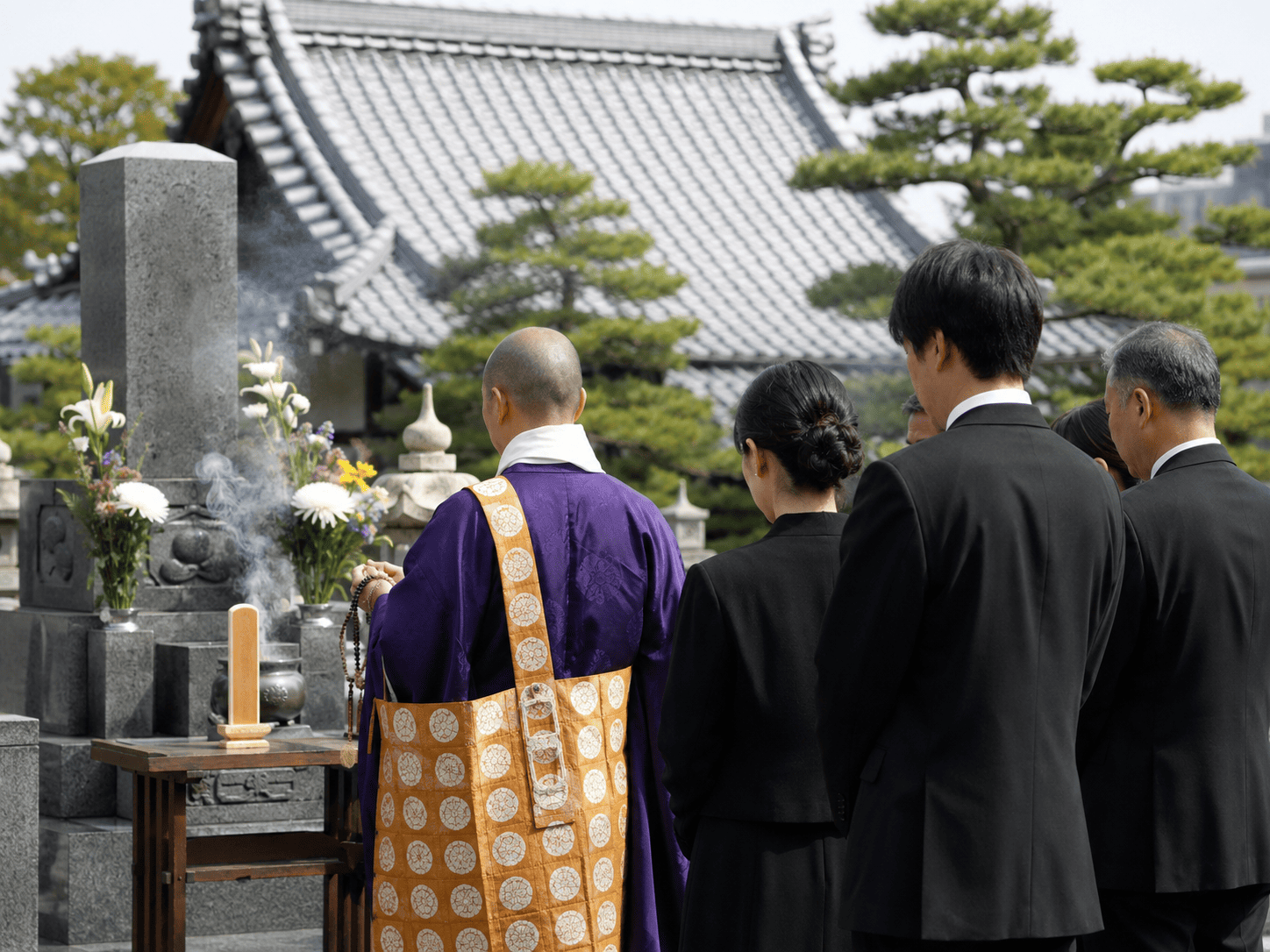 広島の四十九日法要・納骨式とお寺との段取りに合わせて戒名彫刻を進める場面