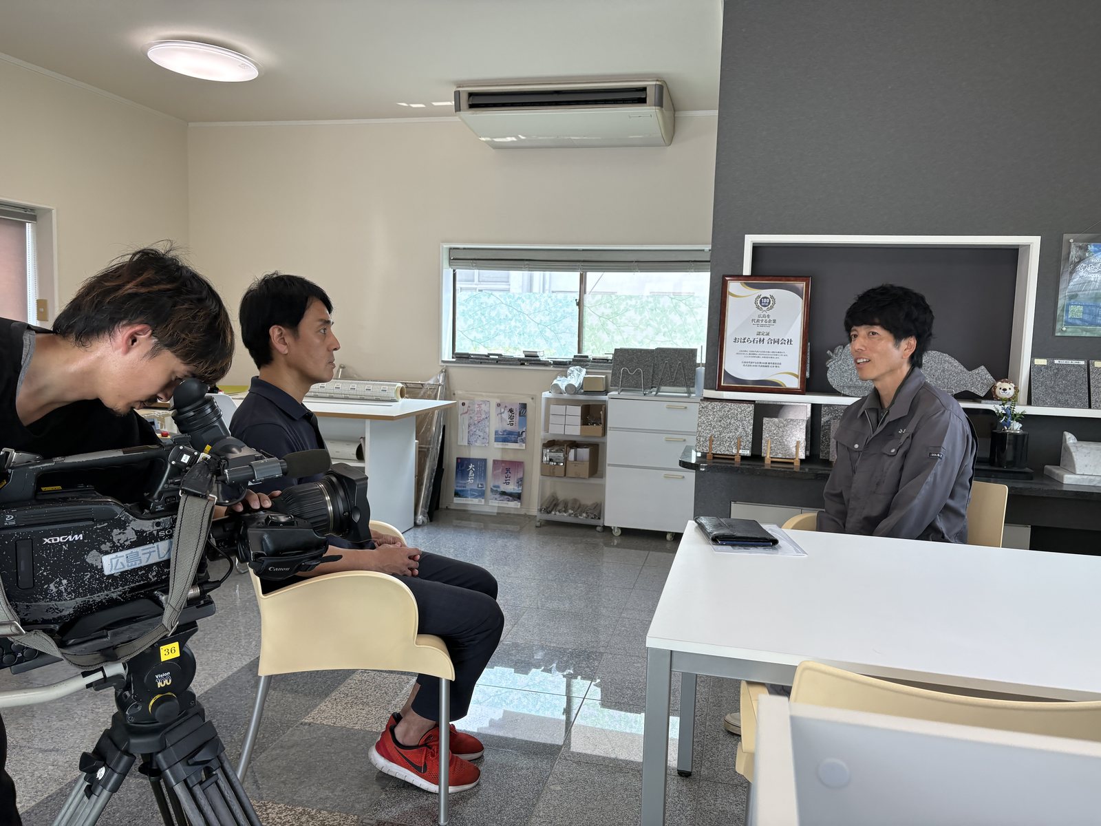 広島テレビ『テレビ派』の取材を受けるおばら石材代表 小原俊之